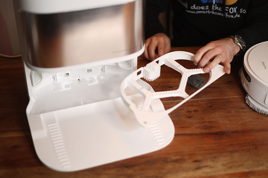 Die Noppenplatte der Dreame L10s Ultra Basisstation wird entnommen 